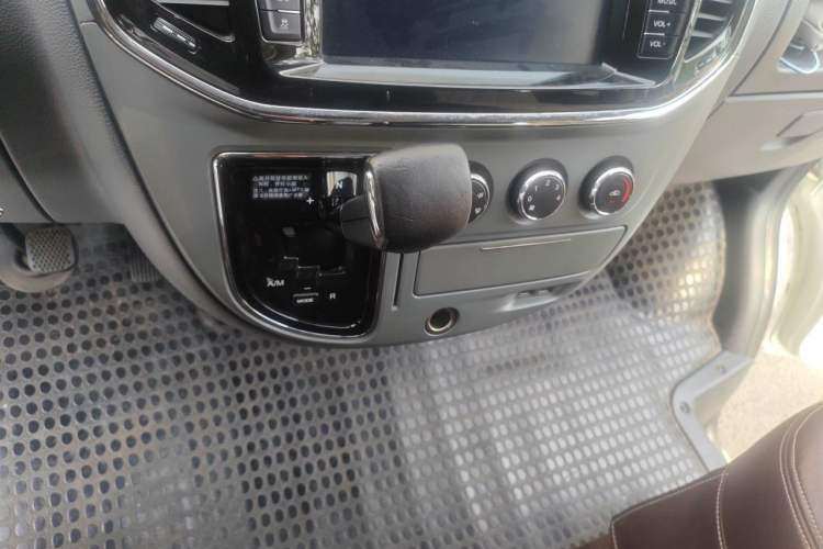Used SAIC MAXUS Xintu V80 2018 2.5T AMT Aoyuntong Facelifted Model Short Wheelbase Ultra-Low Roof 5-6 Seater Gear Lever