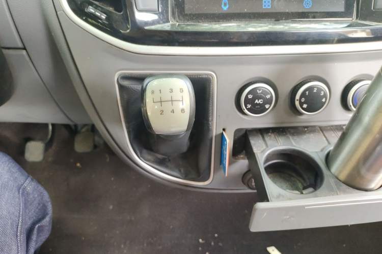 Used SAIC MAXUS Xintu V80 2018 2.5T 6-Speed Manual Aowentong Long-Wheelbase Mid-Roof 7/10-Seater Gear Lever