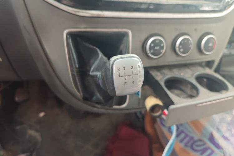 Used SAIC MAXUS Xintu V80 2018 2.5T 6-Speed Manual Aotuntong Facelifted Long Wheelbase Mid-Height 7-Seater Gear Lever