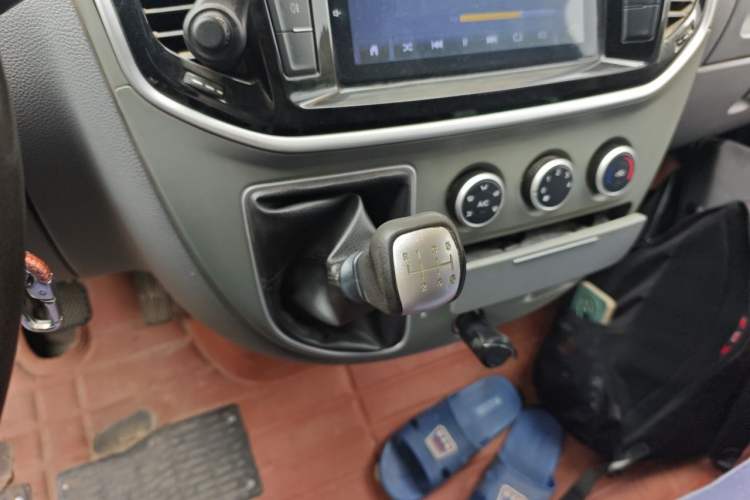 Used SAIC MAXUS Xintu V80 2018 2.5T 6-Speed Manual Aoyuntong Short Wheelbase Mid-Height 5-6 Seater Gear Lever