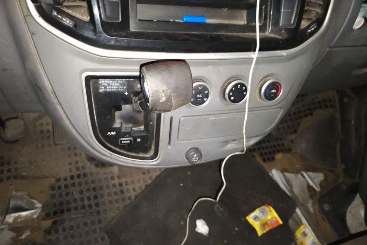 Used SAIC MAXUS Xintu V80 2018 2.5T AMT Aoyuntong Short Wheelbase Mid-Roof 5-6 Seater Gear Lever