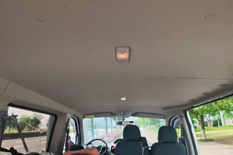 Used SAIC MAXUS Xintu V80 2018 2.5T 6-speed manual Aoyuntong short-wheelbase ultra-low roof 5- or 6-seat model Headliner