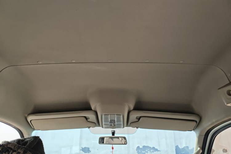 Used SAIC MAXUS Xintu V80 2018 2.5T 6-Speed Manual Aoyuntong Short Wheelbase Mid-Height 5-6 Seater Headliner