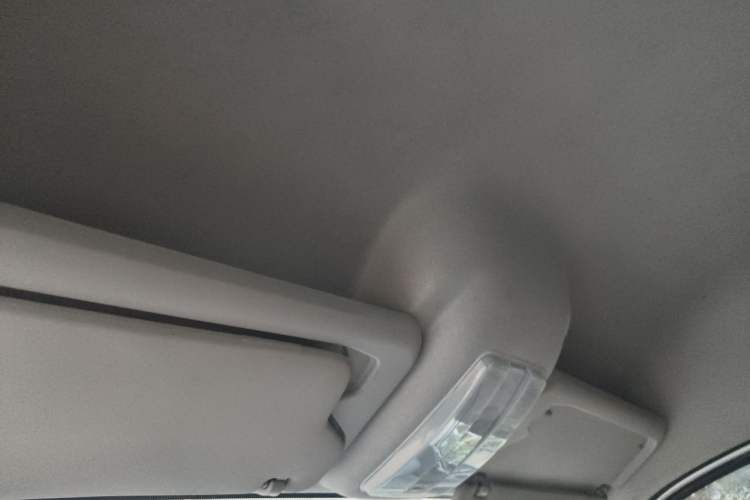 Used SAIC MAXUS Xintu V80 2018 2.5T 6-speed manual van short wheelbase mid-height roof with 2/3 seats Headliner