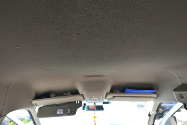 Used SAIC MAXUS Xintu V80 2018 2.5T 6-speed manual van short wheelbase mid-height roof with 2/3 seats Headliner