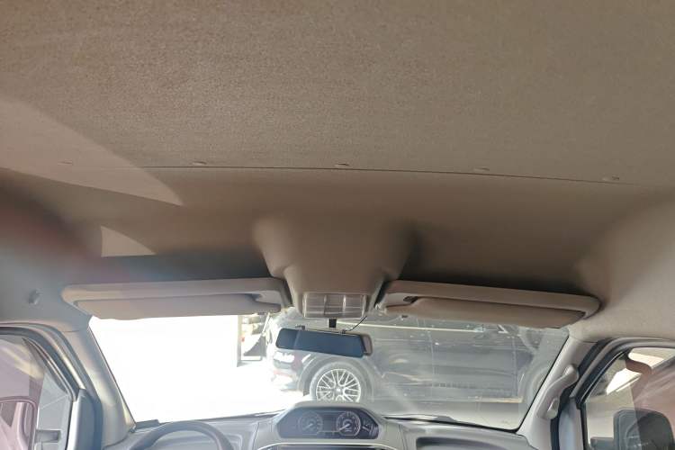 Used SAIC MAXUS Xintu V80 2018 2.5T 6-Speed Manual Aoyuntong Short Wheelbase Mid-Height 5-6 Seater Headliner