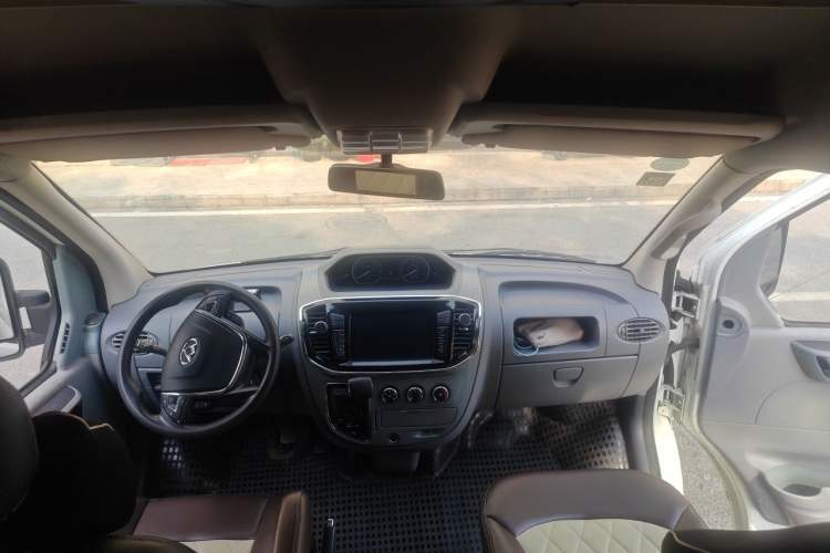Used SAIC MAXUS Xintu V80 2018 2.5T AMT Aoyuntong Facelifted Model Short Wheelbase Ultra-Low Roof 5-6 Seater Headliner