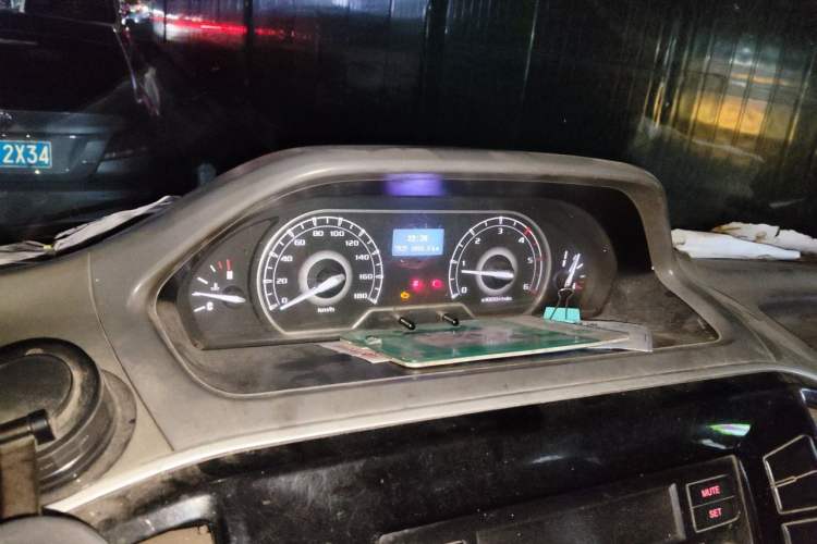 Used SAIC MAXUS Xintu V80 2018 2.5T 6-Speed Manual Aowentong Long-Wheelbase Mid-Roof 7/10-Seater Instrument Cluster