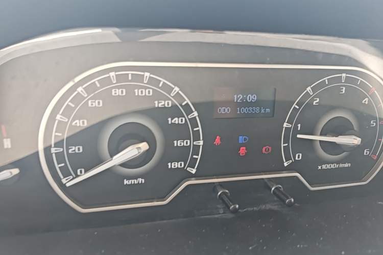 Used SAIC MAXUS Xintu V80 2018 2.5T 6-Speed Manual Aoyuntong Short Wheelbase Mid-Height 5-6 Seater Instrument Cluster