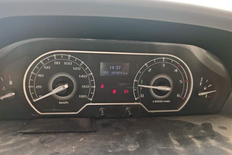 Used SAIC MAXUS Xintu V80 2018 2.5T 6-speed manual Aoyuntong short-wheelbase ultra-low roof 5- or 6-seat model Instrument Cluster