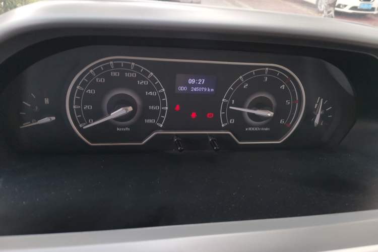 Used SAIC MAXUS Xintu V80 2018 2.5T 6-Speed Manual Commercial Long Wheelbase Mid-Height 9-Seater Instrument Cluster