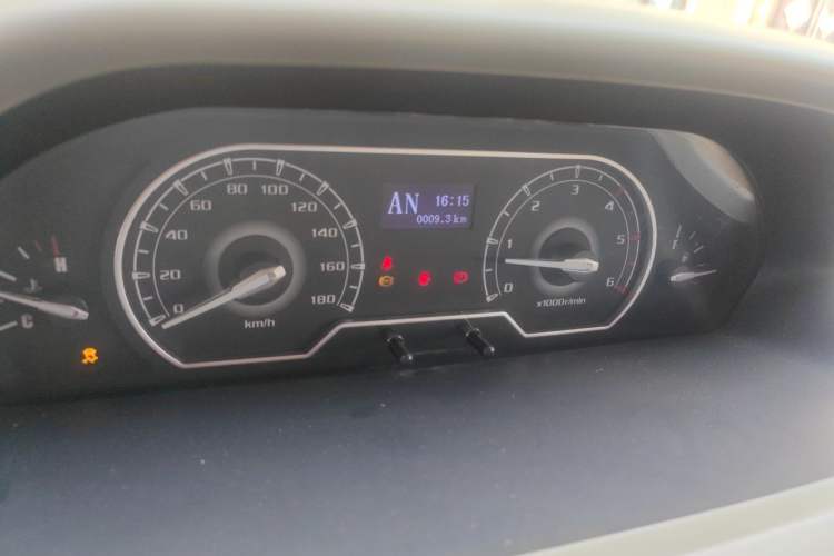 Used SAIC MAXUS Xintu V80 2018 2.5T AMT Aoyuntong Facelifted Model Short Wheelbase Ultra-Low Roof 5-6 Seater Instrument Cluster