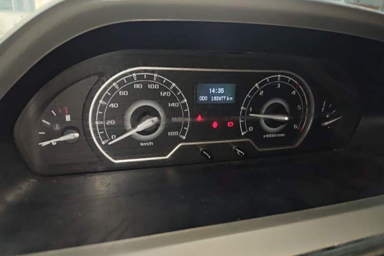 Used SAIC MAXUS Xintu V80 2018 2.5T 6-Speed Manual Elite Edition Long Wheelbase Mid-Height Roof 5-Seater Instrument Cluster