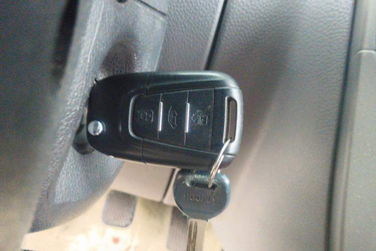 Used SAIC MAXUS Xintu V80 2018 2.5T 6-Speed Manual Aotuntong Facelifted Long Wheelbase Mid-Height 7-Seater Interior 1