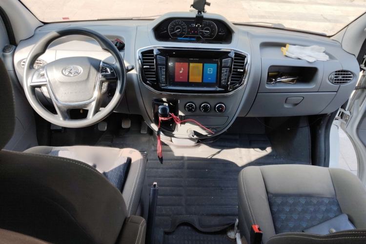 Used SAIC MAXUS Xintu V80 2018 2.5T 6-Speed Manual Aowentong Long-Wheelbase Mid-Roof 7/10-Seater Interior 2