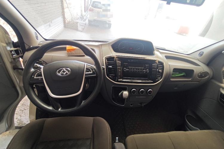 Used SAIC MAXUS Xintu V80 2018 2.5T 6-Speed Manual Aoyuntong Short Wheelbase Mid-Height 5-6 Seater Interior 2