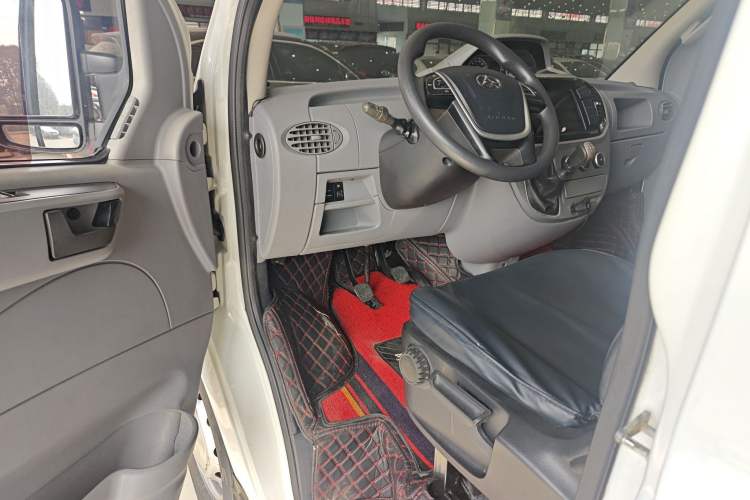 Used SAIC MAXUS Xintu V80 2018 2.5T 6-Speed Manual Aoyuntong Short Wheelbase Mid-Height 5-6 Seater Interior 2