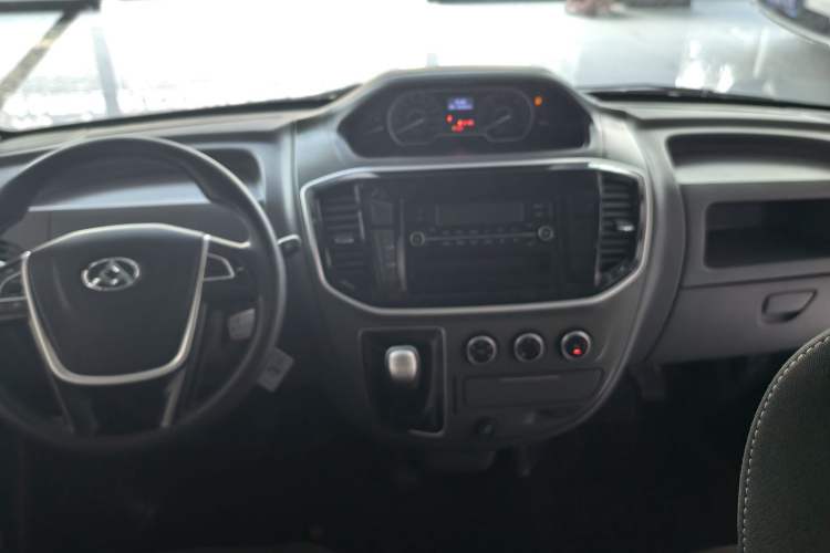 Used SAIC MAXUS Xintu V80 2018 2.5T 6-Speed Manual Aotuntong Facelifted Long Wheelbase Mid-Height 7-Seater Interior 2