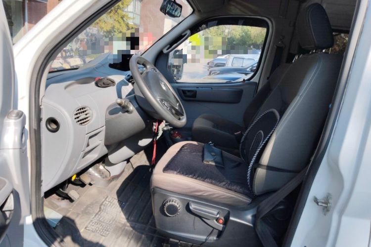 Used SAIC MAXUS Xintu V80 2018 2.5T 6-Speed Manual Aowentong Long-Wheelbase Mid-Roof 7/10-Seater Interior 3
