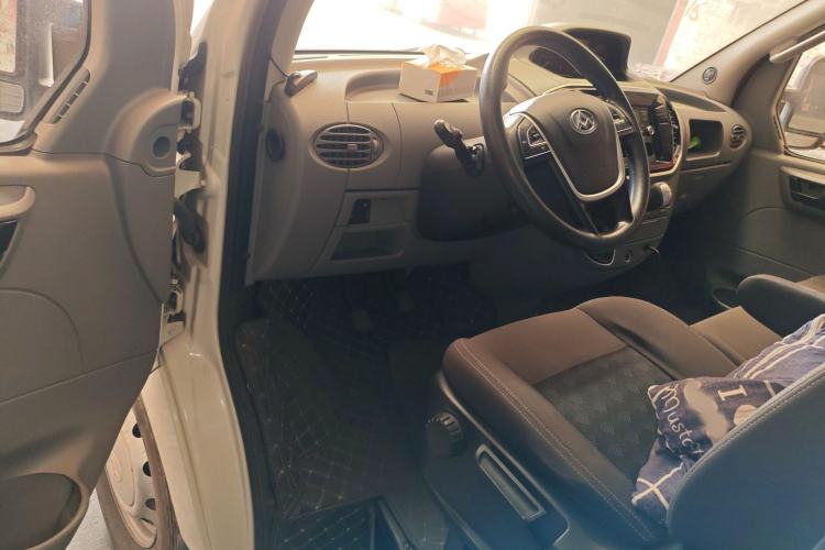 Used SAIC MAXUS Xintu V80 2018 2.5T 6-Speed Manual Aoyuntong Short Wheelbase Mid-Height 5-6 Seater Interior 3