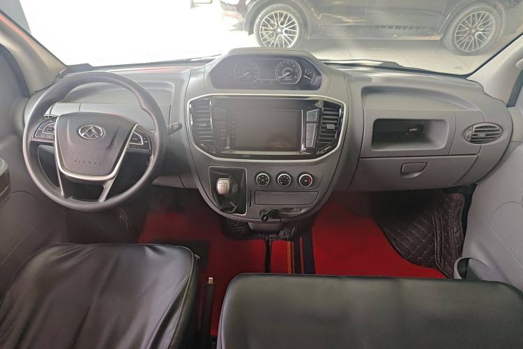 Used SAIC MAXUS Xintu V80 2018 2.5T 6-Speed Manual Aoyuntong Short Wheelbase Mid-Height 5-6 Seater Interior 3