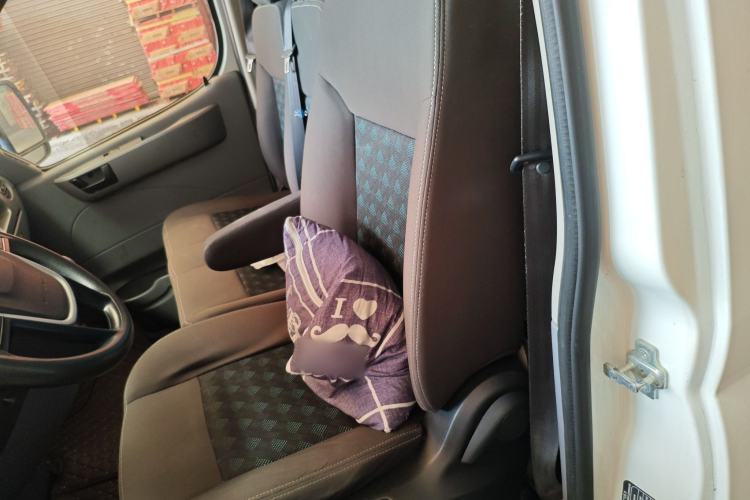 Used SAIC MAXUS Xintu V80 2018 2.5T 6-Speed Manual Aoyuntong Short Wheelbase Mid-Height 5-6 Seater Interior 4