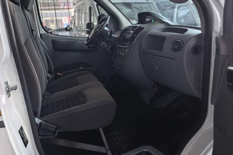 Used SAIC MAXUS Xintu V80 2018 2.5T 6-Speed Manual Aotuntong Facelifted Long Wheelbase Mid-Height 7-Seater Interior 4