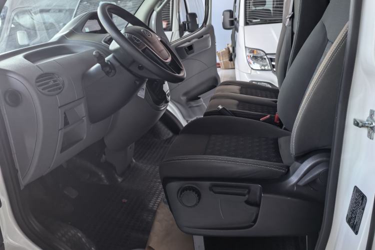 Used SAIC MAXUS Xintu V80 2018 2.5T 6-Speed Manual Aotuntong Facelifted Long Wheelbase Mid-Height 7-Seater Interior 7