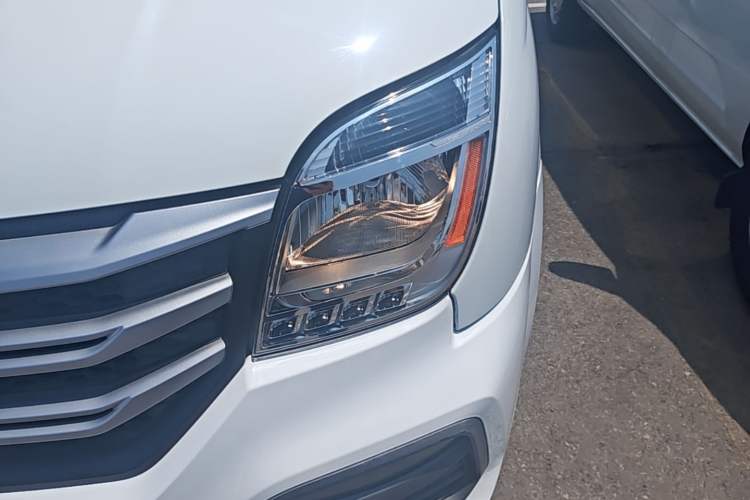 Used SAIC MAXUS Xintu V80 2018 2.5T 6-Speed Manual Aoyuntong Short Wheelbase Mid-Height 5-6 Seater Left Front Headlight