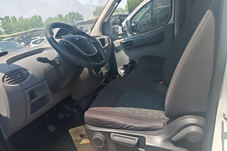 Used SAIC MAXUS Xintu V80 2018 2.5T 6-Speed Manual Aoyuntong Short Wheelbase Mid-Height 5-6 Seater Left Front Seat