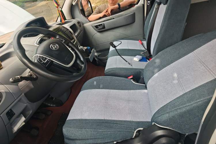 Used SAIC MAXUS Xintu V80 2018 2.5T 6-speed manual Aoyuntong short-wheelbase ultra-low roof 5- or 6-seat model Left Front Seat