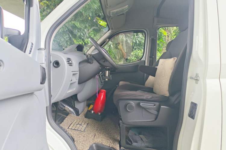 Used SAIC MAXUS Xintu V80 2018 2.5T AMT Aoyuntong Short Wheelbase Mid-Roof 5-6 Seater Left Front Seat