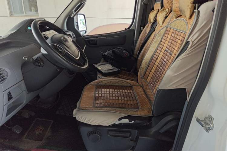 Used SAIC MAXUS Xintu V80 2018 2.5T 6-Speed Manual Aowentong Long-Wheelbase Mid-Roof 7/10-Seater Left Front Seat