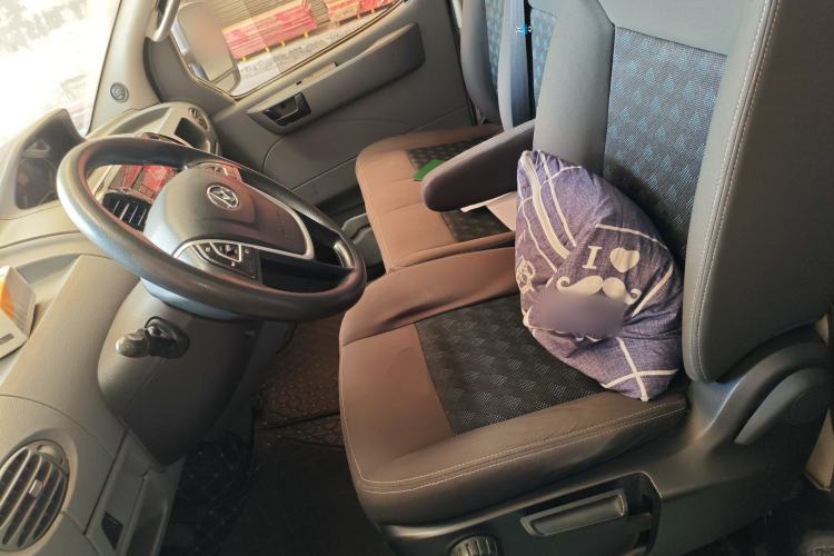Used SAIC MAXUS Xintu V80 2018 2.5T 6-Speed Manual Aoyuntong Short Wheelbase Mid-Height 5-6 Seater Left Front Seat