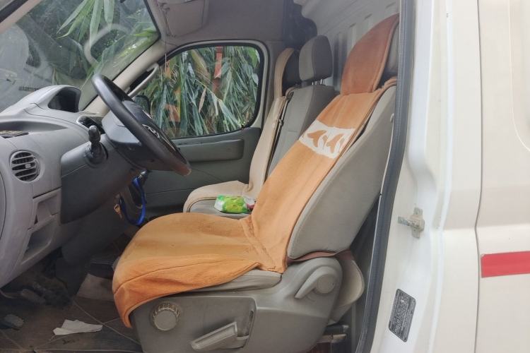 Used SAIC MAXUS Xintu V80 2018 2.5T 6-speed manual van short wheelbase mid-height roof with 2/3 seats Left Front Seat