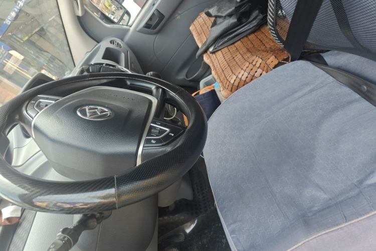 Used SAIC MAXUS Xintu V80 2018 2.5T 6-speed manual Aoyuntong short-wheelbase ultra-low roof 5- or 6-seat model Left Front Seat