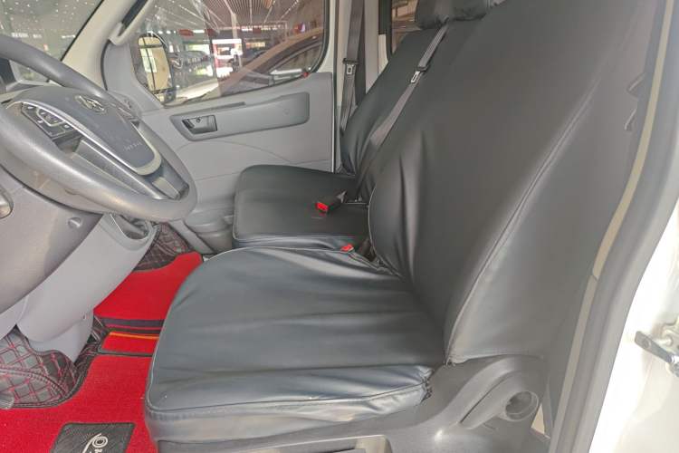 Used SAIC MAXUS Xintu V80 2018 2.5T 6-Speed Manual Aoyuntong Short Wheelbase Mid-Height 5-6 Seater Left Front Seat