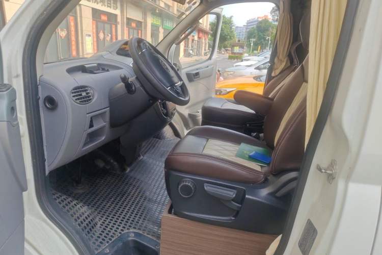 Used SAIC MAXUS Xintu V80 2018 2.5T AMT Aoyuntong Facelifted Model Short Wheelbase Ultra-Low Roof 5-6 Seater Left Front Seat