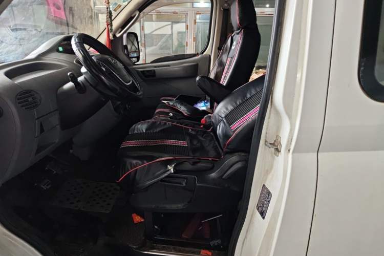 Used SAIC MAXUS Xintu V80 2018 2.5T 6-Speed Manual Elite Edition Long Wheelbase Mid-Height Roof 5-Seater Left Front Seat