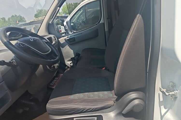 Used SAIC MAXUS Xintu V80 2018 2.5T 6-Speed Manual Aoyuntong Short Wheelbase Mid-Height 5-6 Seater Left Rear Seat