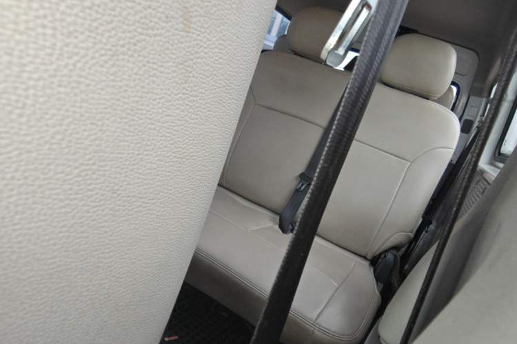 Used SAIC MAXUS Xintu V80 2018 2.5T 6-Speed Manual Commercial Long Wheelbase Mid-Height 9-Seater Left Rear Seat