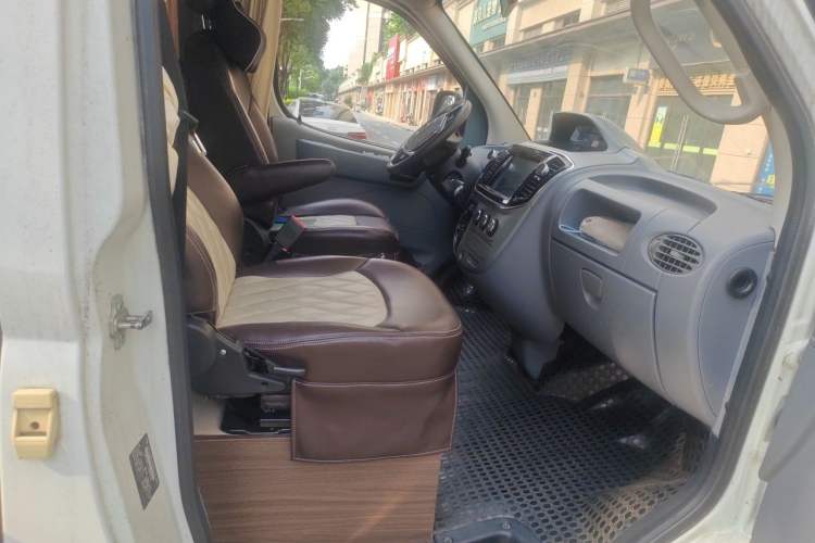 Used SAIC MAXUS Xintu V80 2018 2.5T AMT Aoyuntong Facelifted Model Short Wheelbase Ultra-Low Roof 5-6 Seater Left Rear Seat