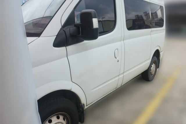 Używany SAIC MAXUS Xintu V80 2018 2.5T AMT Aoyuntong Short Wheelbase Mid-Roof 5-6 Seater
