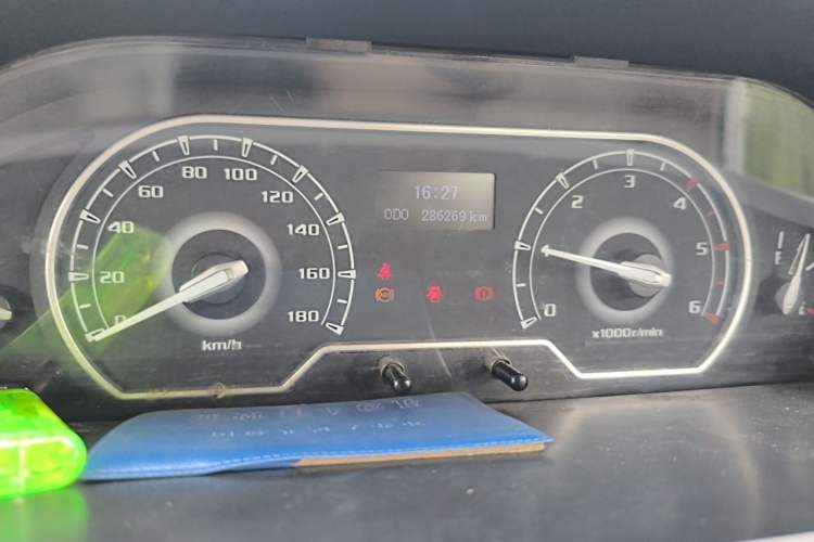 Used SAIC MAXUS Xintu V80 2018 2.5T 6-Speed Manual Aotuntong Facelifted Long Wheelbase Mid-Height 7-Seater Odometer Close Up