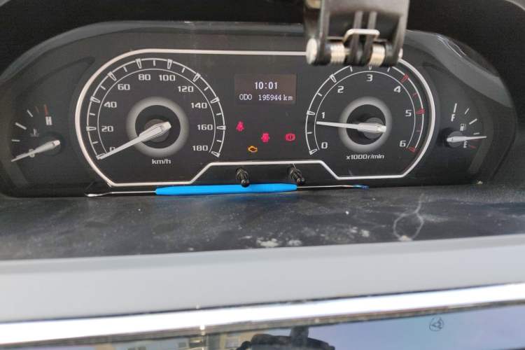 Used SAIC MAXUS Xintu V80 2018 2.5T 6-Speed Manual Aowentong Long-Wheelbase Mid-Roof 7/10-Seater Odometer Close Up