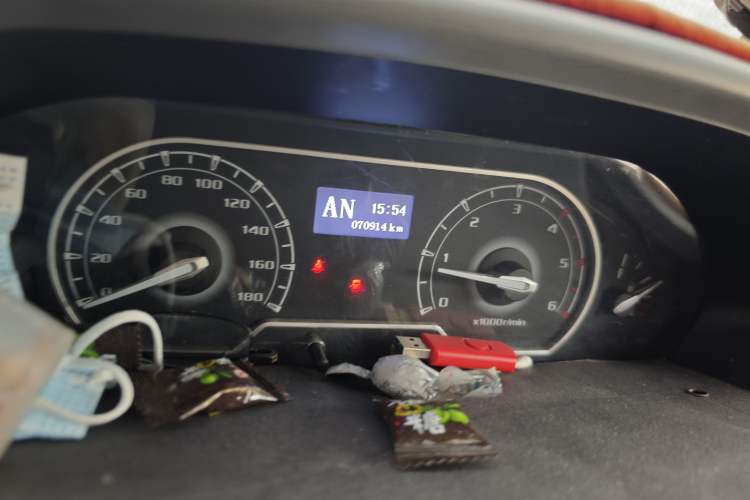 Used SAIC MAXUS Xintu V80 2018 2.5T AMT Aoyuntong Short Wheelbase Mid-Roof 5-6 Seater Odometer Close Up