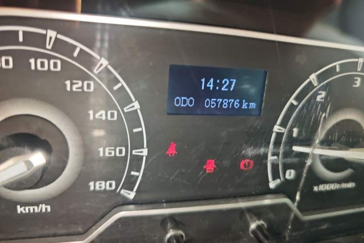 Used SAIC MAXUS Xintu V80 2018 2.5T 6-speed manual Aoyuntong short-wheelbase ultra-low roof 5- or 6-seat model Odometer Close Up