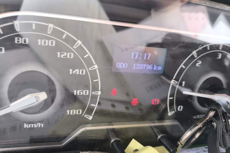 Used SAIC MAXUS Xintu V80 2018 2.5T 6-Speed Manual Aotuntong Facelifted Short-Wheelbase Ultra-Low Roof 5-6 Seater Odometer Close Up