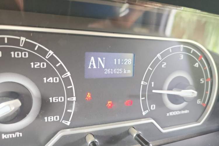 Used SAIC MAXUS Xintu V80 2018 2.5T AMT Aoyuntong Short Wheelbase Mid-Roof 5-6 Seater Odometer Close Up