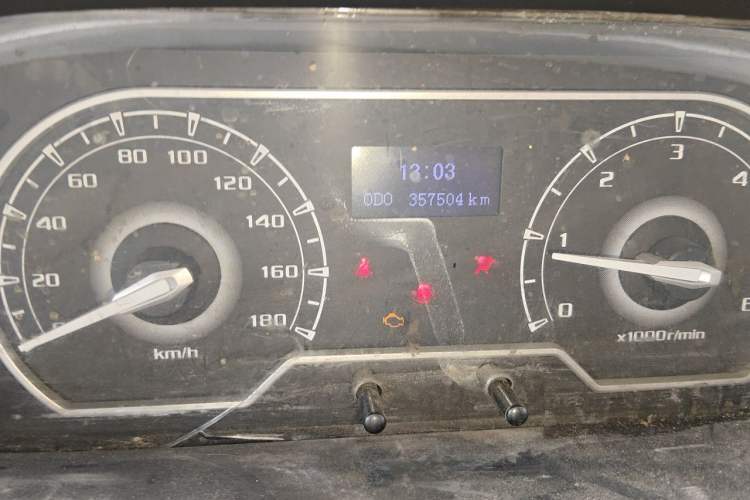 Used SAIC MAXUS Xintu V80 2018 2.5T 6-Speed Manual Aotuntong Facelifted Long Wheelbase Mid-Height 7-Seater Odometer Close Up